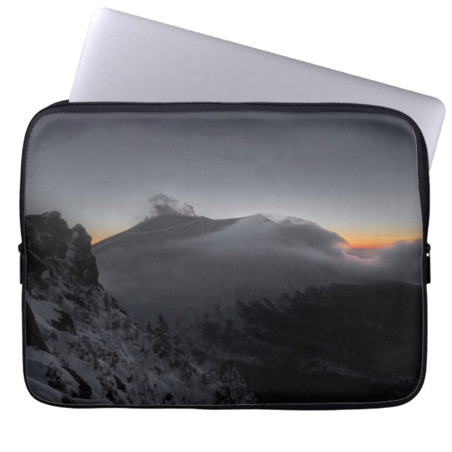 Capa Para Notebook Sunset vulcânico sobre picos majestosos de montanh (Frente)