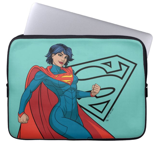 Capa Para Notebook Supergirl Hovering in Blue Suit (Frente)