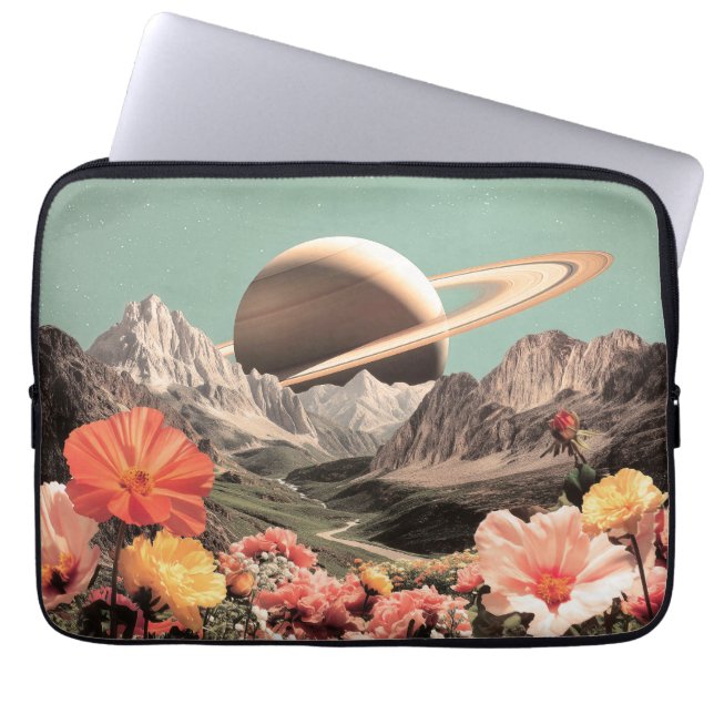 Capa Para Notebook Surreal Saturno Sobre Vale De Montanha (Frente)