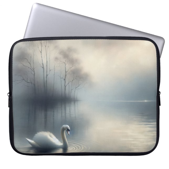 Capa Para Notebook Swan Solitário no Misty Lake (Frente)