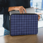 Capa Para Notebook Tartan Escocês Azul Escuro<br><div class="desc">Padrão de xadrez moderno bolsa de laptop em azul escuro com sotaques preto e branco.</div>