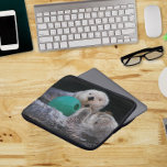 Capa Para Notebook Tartes do Mar de Brincadeira<br><div class="desc">Proteja o seu laptop de computador com esta manga perfurada que apresenta a imagem fotográfica de um par de cartas agudas que brincam com um brinquedo de bola. O dorso da manga é preto. Selecione o tamanho da bolsa de laptop.</div>