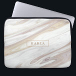 Capa Para Notebook Textura de mármore branco e bege de luxo<br><div class="desc">Impressão de textura de mármore de luxo branco e claro e monograma opcional.</div>