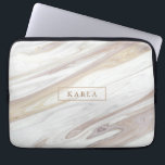 Capa Para Notebook Textura de mármore branco e bege de luxo<br><div class="desc">Impressão de textura de mármore de luxo branco e claro e monograma opcional.</div>