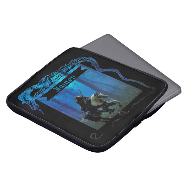 Capa Para Notebook The Lone Knight: A Journey Through the Mist (Frente Topo)