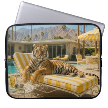 Tigre à Beira da Piscina em Palm Springs