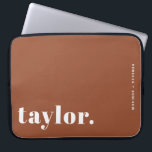 Capa Para Notebook Tipografia Retroativa Terracotta Personalizada<br><div class="desc">Faça seu laptop se destacar com este laptop personalizado com tipografia retrógrada ousada. Personalize-o com seu nome e uma frase curta para criar um design que é completamente seu. Escolha entre uma faixa de cores para se adequar ao seu estilo ou espaço de trabalho. Excelente para escola, trabalho ou viagem,...</div>