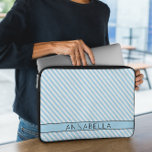 Capa Para Notebook Tiras Azuis Modernas<br><div class="desc">Mantenha o seu laptop protegido em estilo com esta Bolsa de laptop Modern Light Blue Stripes, com um design limpo e contemporâneo de faixas de cor azul-clara. Perfeito para quem ama uma estética minimalista com um toque de sofisticação. Criada a partir de neoprene leve e durável, esta manga oferece excelente...</div>