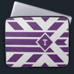 Capa Para Notebook Tiras de quadrangulares roxas em Cinzas, Capa de m<br><div class="desc">Proteja o seu computador com uma bolsa de laptop de na moda que apresente um padrão geométrico de púrpura e cinza atraente. Paralelogramas e listras roxas apontam para um diamante roxo no terço direito da imagem. O diamante contém um monograma personalizável. O fundo é cinza leve. Imagem criada digitalmente. Copyright...</div>