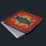 Capa Para Notebook Tons Vermelhos, Pretos E Dourados, Pistas De Vinta<br><div class="desc">Elegante vermelho,  preto e ornamentado dourado,  espirra para seu monograma/nome personalizado. Disponível em outros produtos e que pode ser solicitado para qualquer um dos produtos oferecidos no Zazzle.</div>