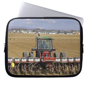 Capa Para Notebook Trator puxando uma plantadeira de sementes de milh