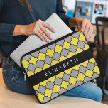 Capa Para Notebook Trellis Amarelo, Quatrefoil, Latticework, Seu Nome<br><div class="desc">Padrão elegante,  na moda e sofisticado de marroquino em cinza e cor amarela. Presente moderno e moderno,  perfeito para o amante do trabalho de latência em sua vida. Personalize adicionando o seu nome,  apelido,  monograma ou iniciais.</div>
