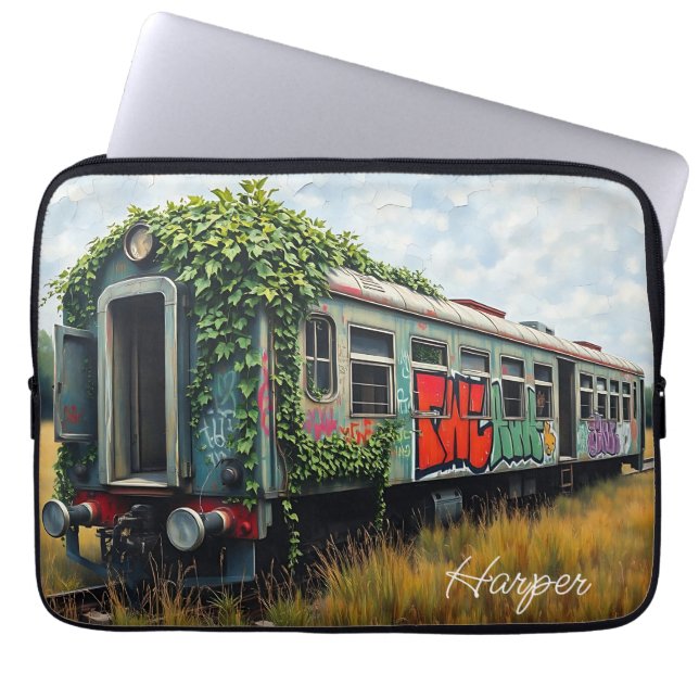 Capa Para Notebook Trem Abandonado Coberto de Hera e Grafite (Frente)