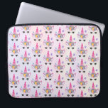 Capa Para Notebook Trendy Unicorn com Coroa Floral e Borboletas<br><div class="desc">Uma bolsa de laptop com um padrão repetitivo. Um unicórnio cor-de-rosa. Adorado com um fone floral de rico. Borboletas brancas voando por aí. Um fundo de cor d'água pálido e amarelo.</div>