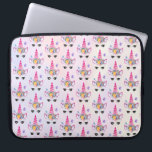 Capa Para Notebook Trendy Unicorn com Coroa Floral e Borboletas<br><div class="desc">Uma bolsa de laptop com um padrão repetitivo. Um unicórnio cor-de-rosa. Adorado com um fone floral de rico. Borboletas brancas voando por aí. Um fundo de cor d'água pálido e amarelo.</div>