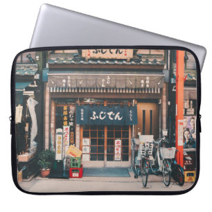 CAPA PARA NOTEBOOK TRÊS BICICLETAS ESTACIONADAS NA FRENTE DA CONSTRU