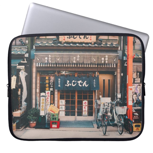 CAPA PARA NOTEBOOK TRÊS BICICLETAS ESTACIONADAS NA FRENTE DA CONSTRUÇ (Frente)