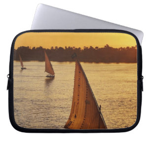 Capa Para Notebook Três falucas com turistas no rio Nilo em
