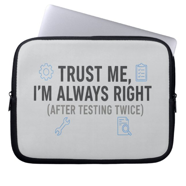 Capa Para Notebook Trust Me I’m Always Right Funny Quality Engineer (Frente)