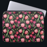 Capa Para Notebook Tulipa Floral Vermelha e Rosa<br><div class="desc">Este saco de laptop apresenta um design com flores cor-de-rosa vibrantes e tulipas vermelhas contra um fundo preto escuro. As folhas de tulipa verde-luxuosa adicionam contraste, trazendo um novo pop de cor para o fundo escuro. Esse ousado padrão floral exude elegância e sofisticação e é perfeito para quem ama um...</div>