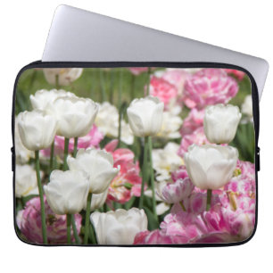 Capa Para Notebook Tulipas brancas e cor-de-rosa brilhantes num dia e