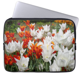 Capa Para Notebook Tulipas brancas e gengibres no jardim