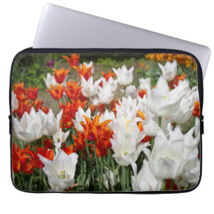 Capa Para Notebook Tulipas brancas e gengibres no jardim