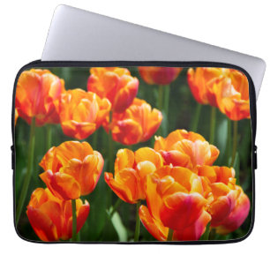 Capa Para Notebook Tulipas laranja-claras no parque