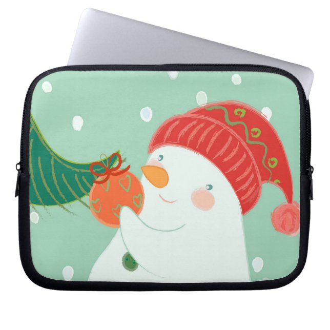 Capa Para Notebook Um boneco de neve que pendura um ornamento em uma (Frente)
