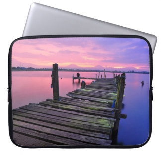 Capa Para Notebook Um cais de madeira