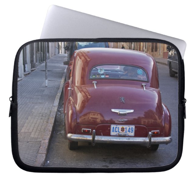 Capa Para Notebook Um carro clássico de Peugeot vermelho estacionado  (Frente)