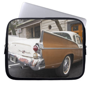 Capa Para Notebook Um carro clássico Studebaker Silver Hawk estaciona
