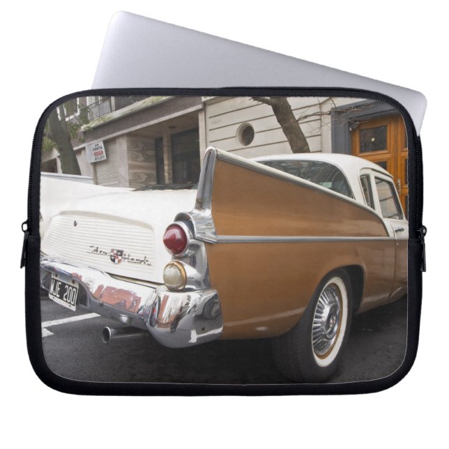 Capa Para Notebook Um carro clássico Studebaker Silver Hawk estaciona (Frente)