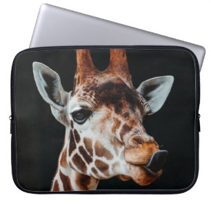 CAPA PARA NOTEBOOK UM GIRAFFE NA CALGARY ZOO APONTANDO SUA LÍNGUA
