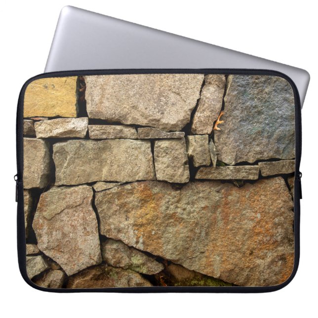 Capa Para Notebook Um muro de pedra feito de paralelepípedos textu de (Frente)