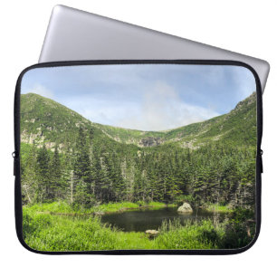 Capa Para Notebook Um pequeno lago no vale das montanhas