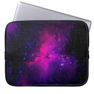 Capa Para Notebook Uma bela e brilhante nebulosa espacial. plano de f