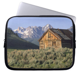 Capa Para Notebook Uma cabana de madeira e as montanhas Sawtooth em