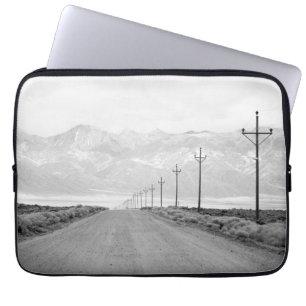 Capa Para Notebook Uma estrada solitária e montanhas das linhas