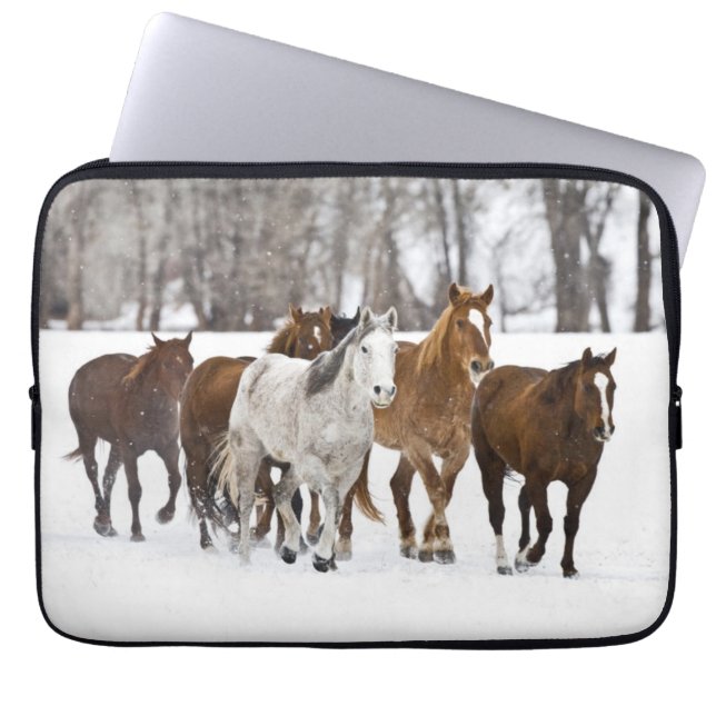 Capa Para Notebook Uma paisagem de inverno de cavalos correndo (Frente)