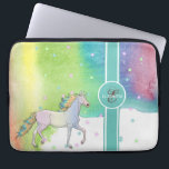 Capa Para Notebook Unicórnio,Monograma de Estrelas Coloridas,Abertura<br><div class="desc">unicórnio arco-íris e estrelas coloridas sobre fundo de pintura a aquarela. Ideia romântica perfeita para ela em qualquer ocasião.Selecione o botão fantasia para alterar o estilo,  cor e tamanho da fonte.</div>