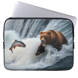 Capa Para Notebook Urso Grizzly Captando Salmão
