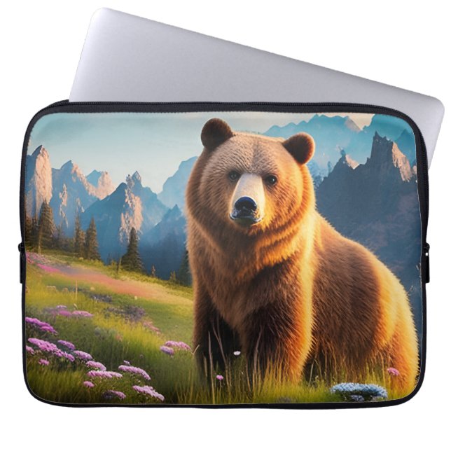 Capa Para Notebook Urso Grizzly no lado da montanha (Frente)