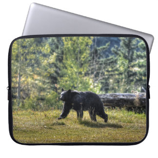 Capa Para Notebook Urso Negro Atravessando Uma Pastagem Ranhura