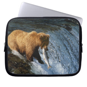 Capa Para Notebook Urso Pardo do Alasca Capturando Salmão em Brooks