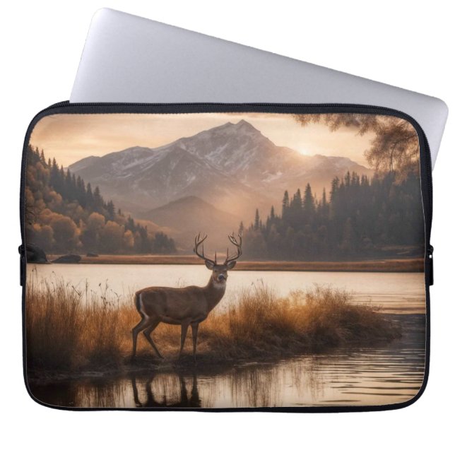 Capa Para Notebook Veado Enorme com Galhada na Montanha ao Lago (Frente)