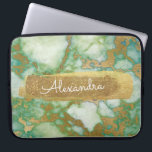 Capa Para Notebook Verde e mármore com folha de ouro e brilho<br><div class="desc">Verde e mármore com folha dourada e o nome do monograma elegante brilhante. Este caso pode ser personalizado para incluir seu primeiro nome.</div>
