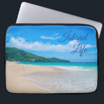 Capa Para Notebook Vida tropical da ilha da praia<br><div class="desc">Aperfeiçoe para aqueles que sonho da vida a vida da praia em uma ilha. Uma foto tropical bonita da praia com água de turquesa e as palavras da "vida ilha" no roteiro cursive sobre o céu azul.</div>