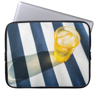 Capa Para Notebook Vidro límpido de bebendo com líquido amarelo