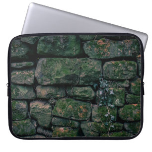 Capa Para Notebook Vinhas castanhas em blocos de pedra empilhados